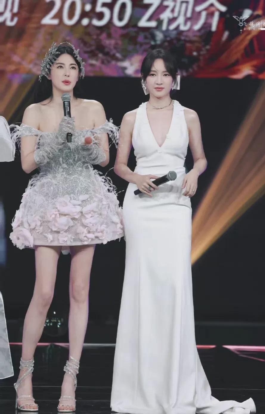 1987年出生,身高166cm 右边是孟佳,1989年出生,身高165cm 张雨绮一身
