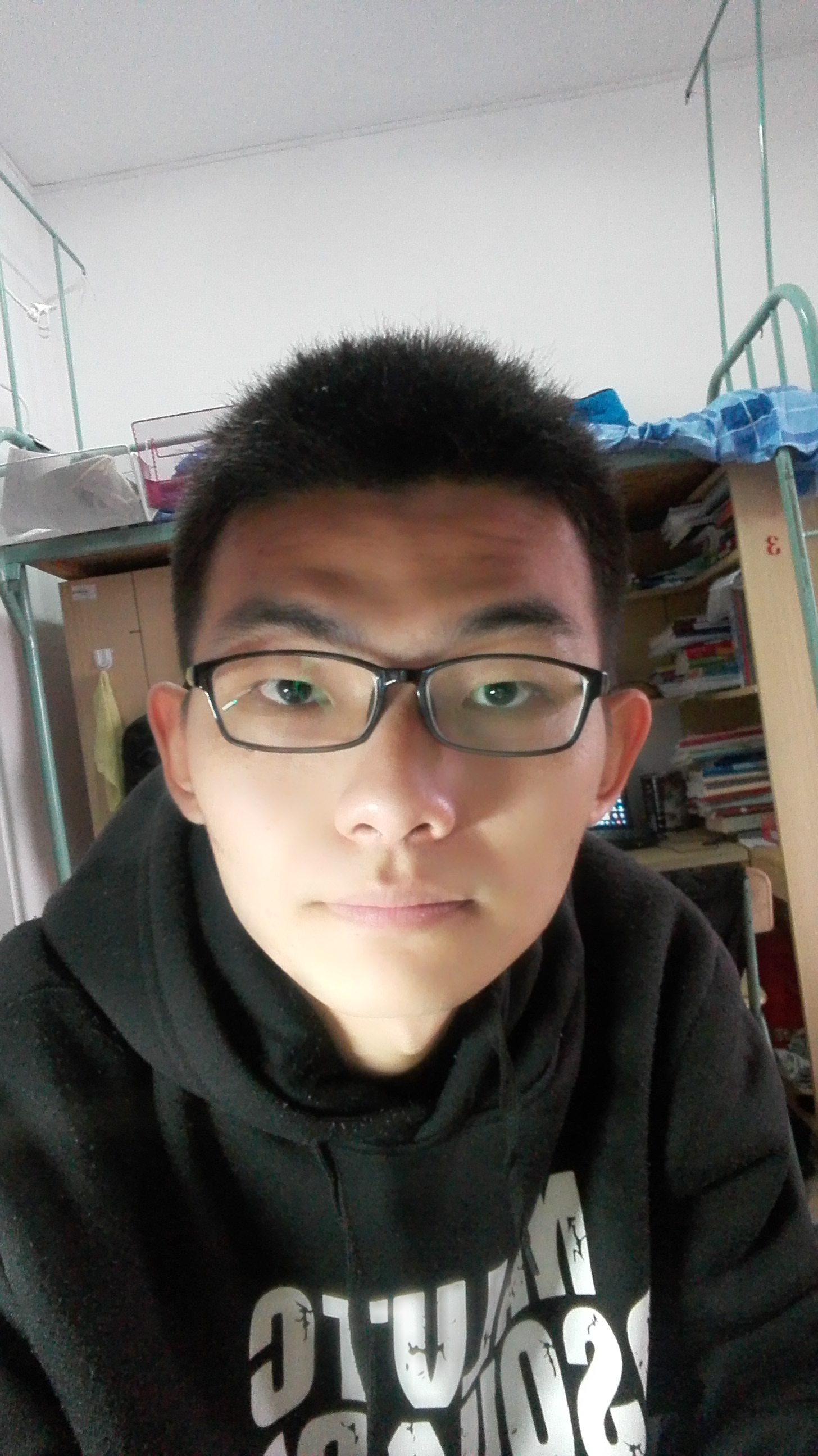 2004年马加爵案,男子手拿石工锤,先后残忍杀害四名同学