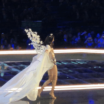 从现场视频可以看出,奚梦瑶是因为踩到了自己身上的白纱,才导致摔倒在