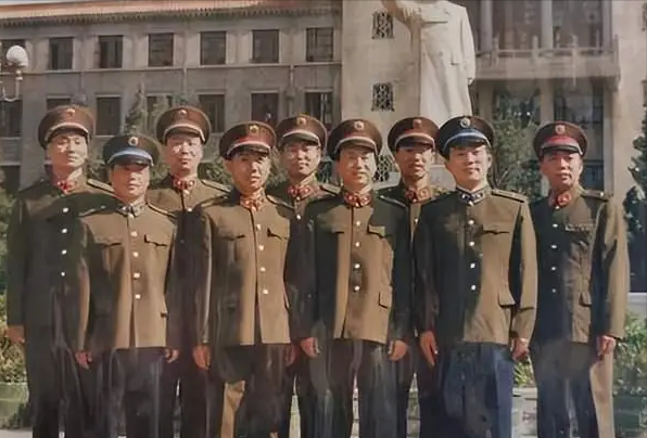 原新疆军区司令李良辉,58岁被授予中将军衔,却因一场意外被免职