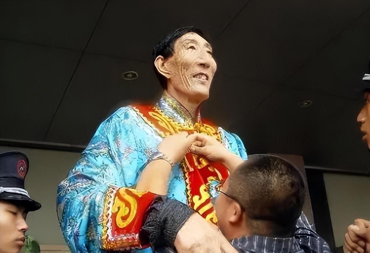 中国第一巨人鲍喜顺,不听医生劝告生下一子,他儿子现在后悔吗