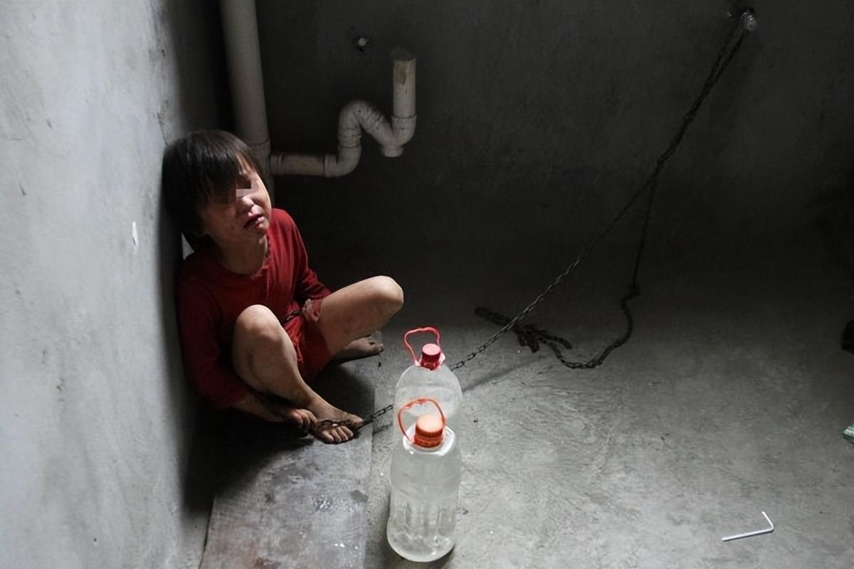 04年,美国夫妇收养中国女孩,将其囚禁地牢虐待数十年,现在如何