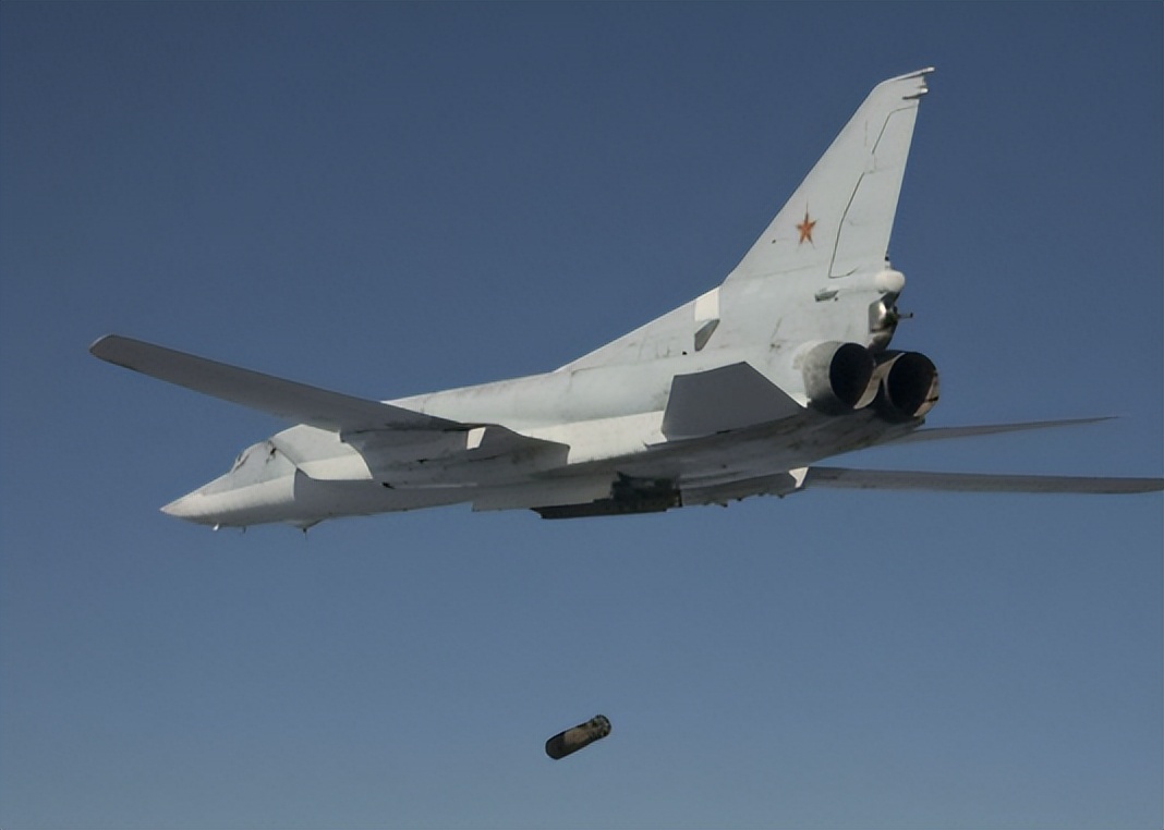 照打不误!俄发出最强硬的战斗警示:20架重型战略轰炸机挂弹待命