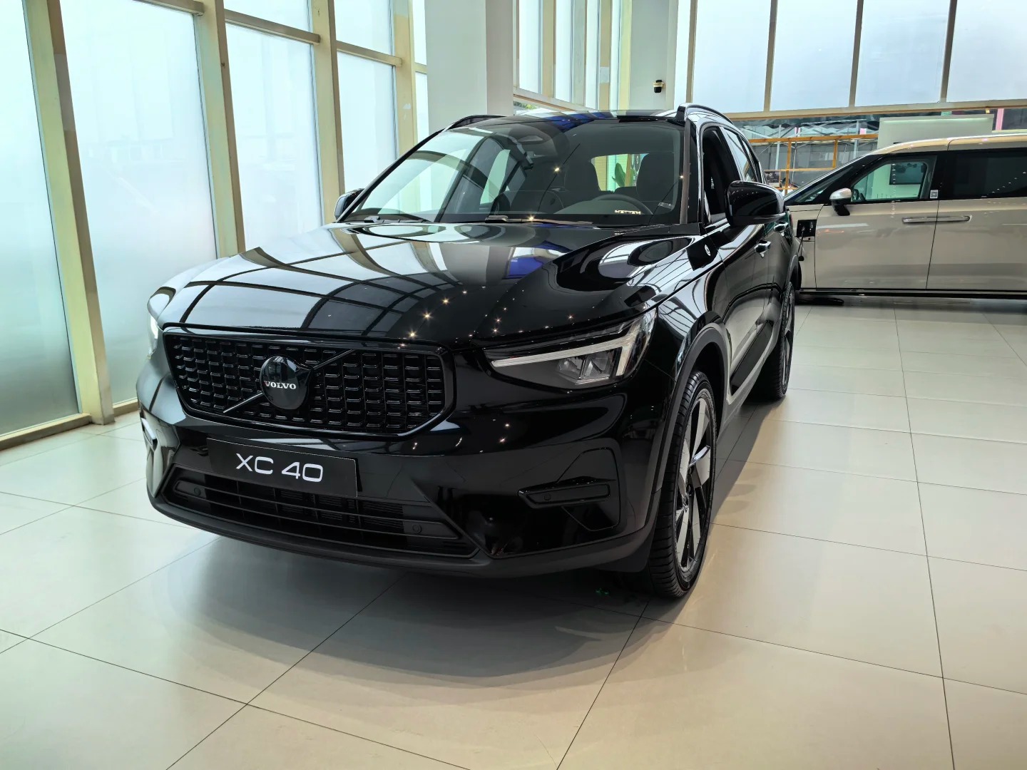 沃尔沃xc40极夜黑,开启尊贵夜色之旅