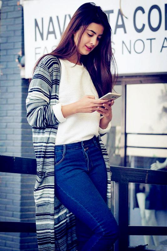 尼泊尔的顶级超模,长相清秀气质好,极简休闲穿搭秒变风景线