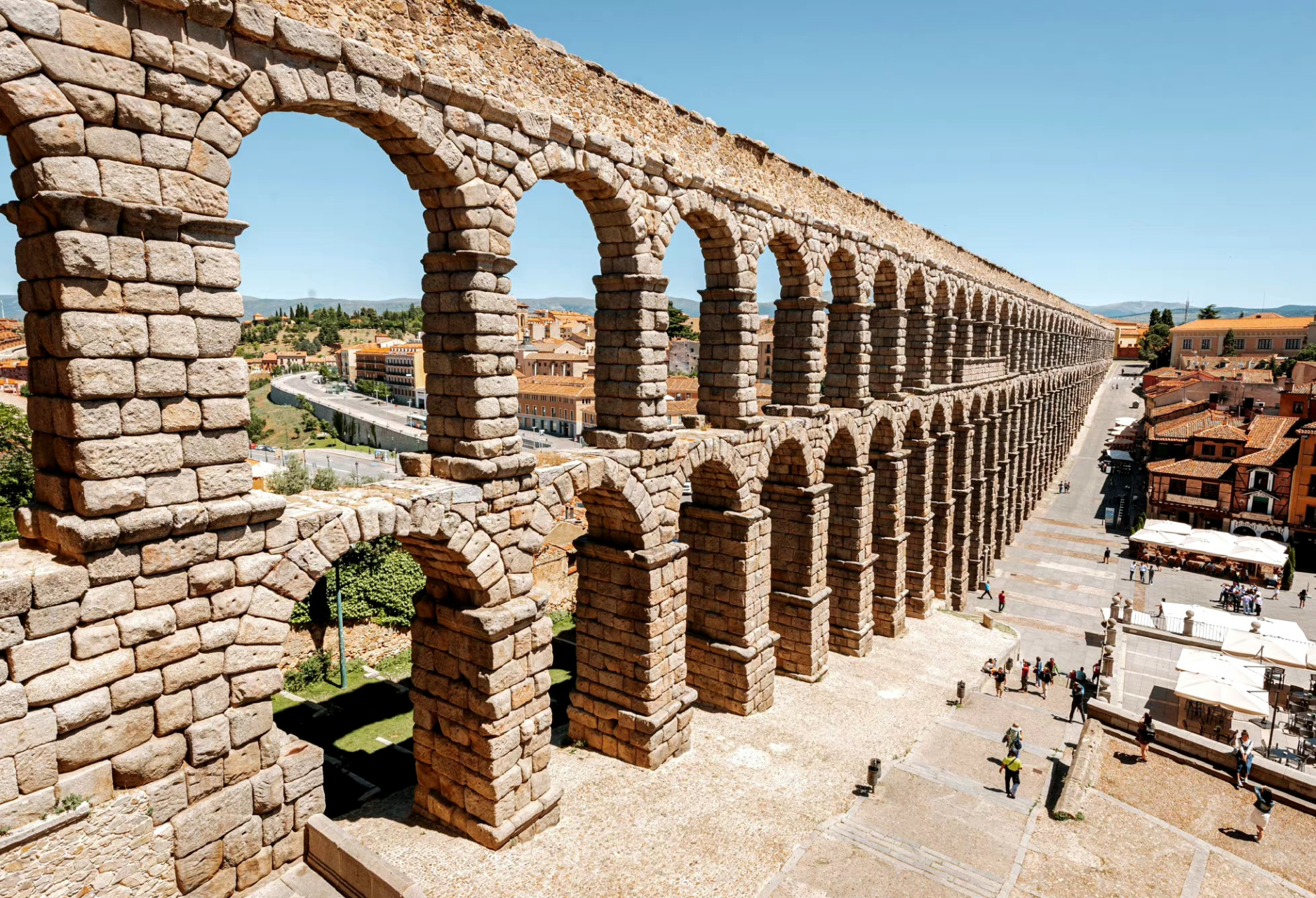 引水渠是古罗马人统治西班牙期间为解决小城水源问题设计兴建的