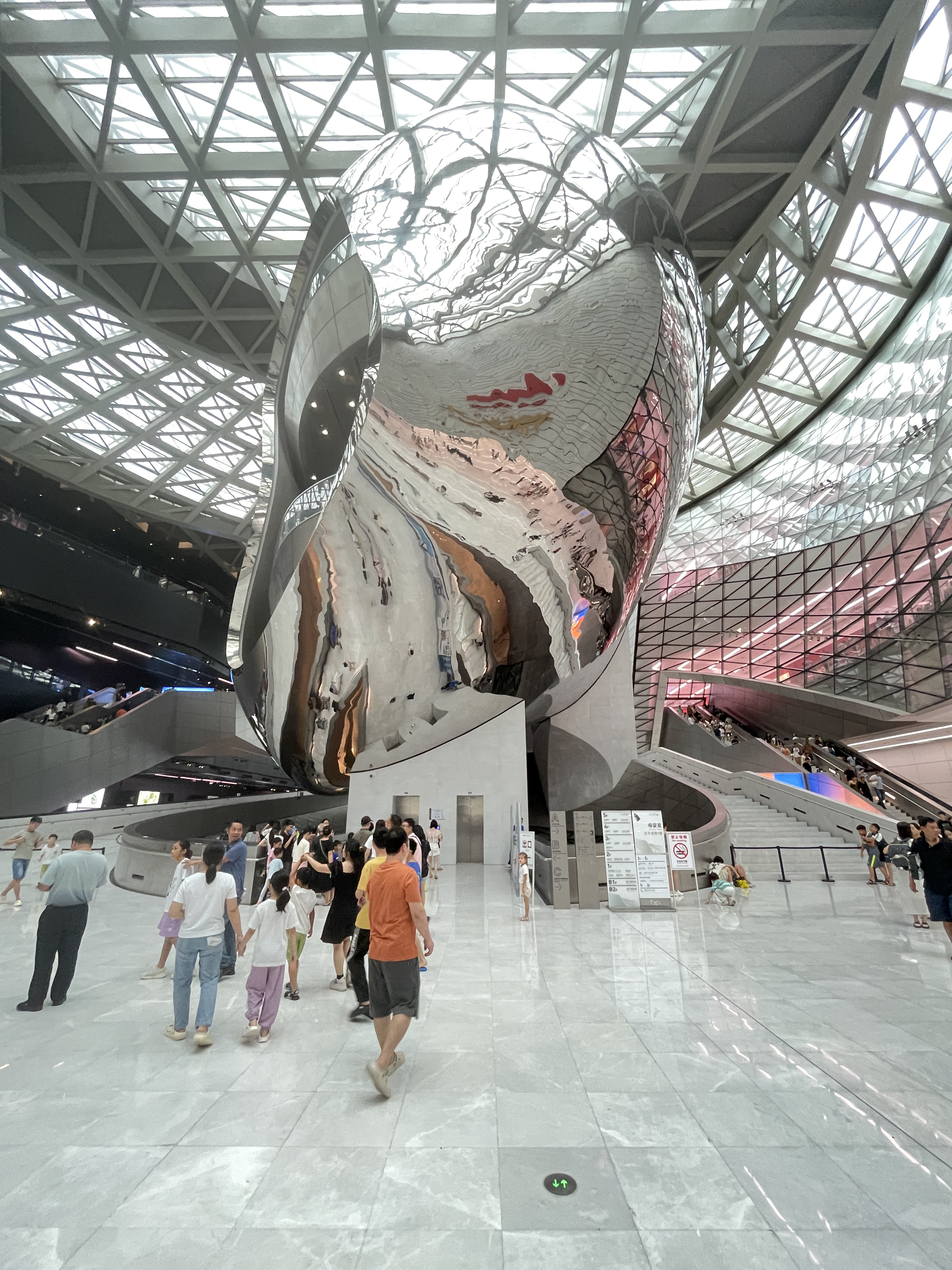 深圳当代艺术与城市规划展览馆也称两馆,它坐落于深圳市福田区市民