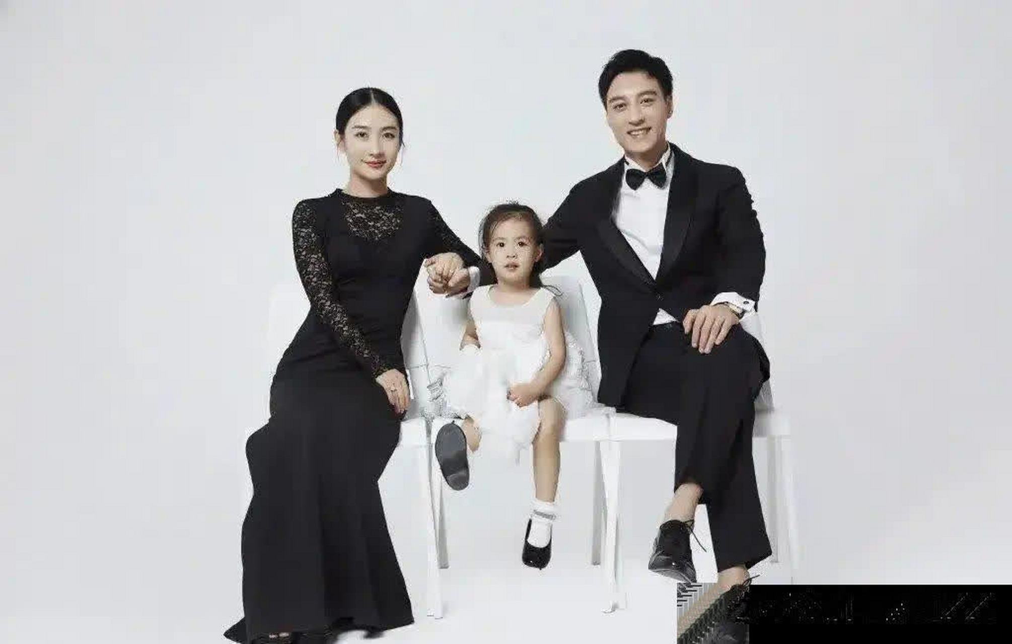 陶昕然和老公何建泽全家福!