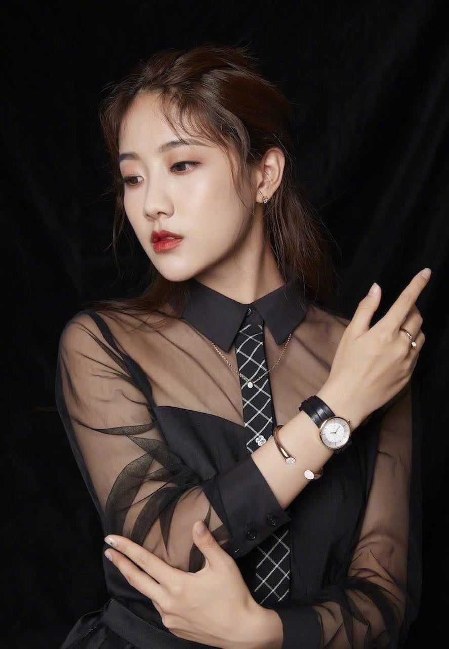 李艺彤优雅靓丽写真