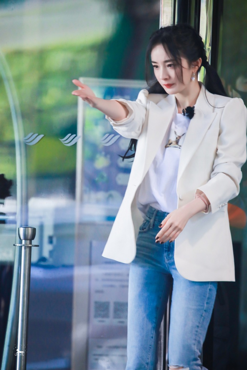 手捋青丝,白衫显美,牛仔裤配白西装正在录制某节目的杨幂太美了.
