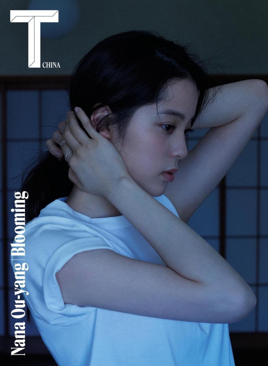 欧阳娜娜"日系风"杂志封面曝光街头背大提琴变文艺少女