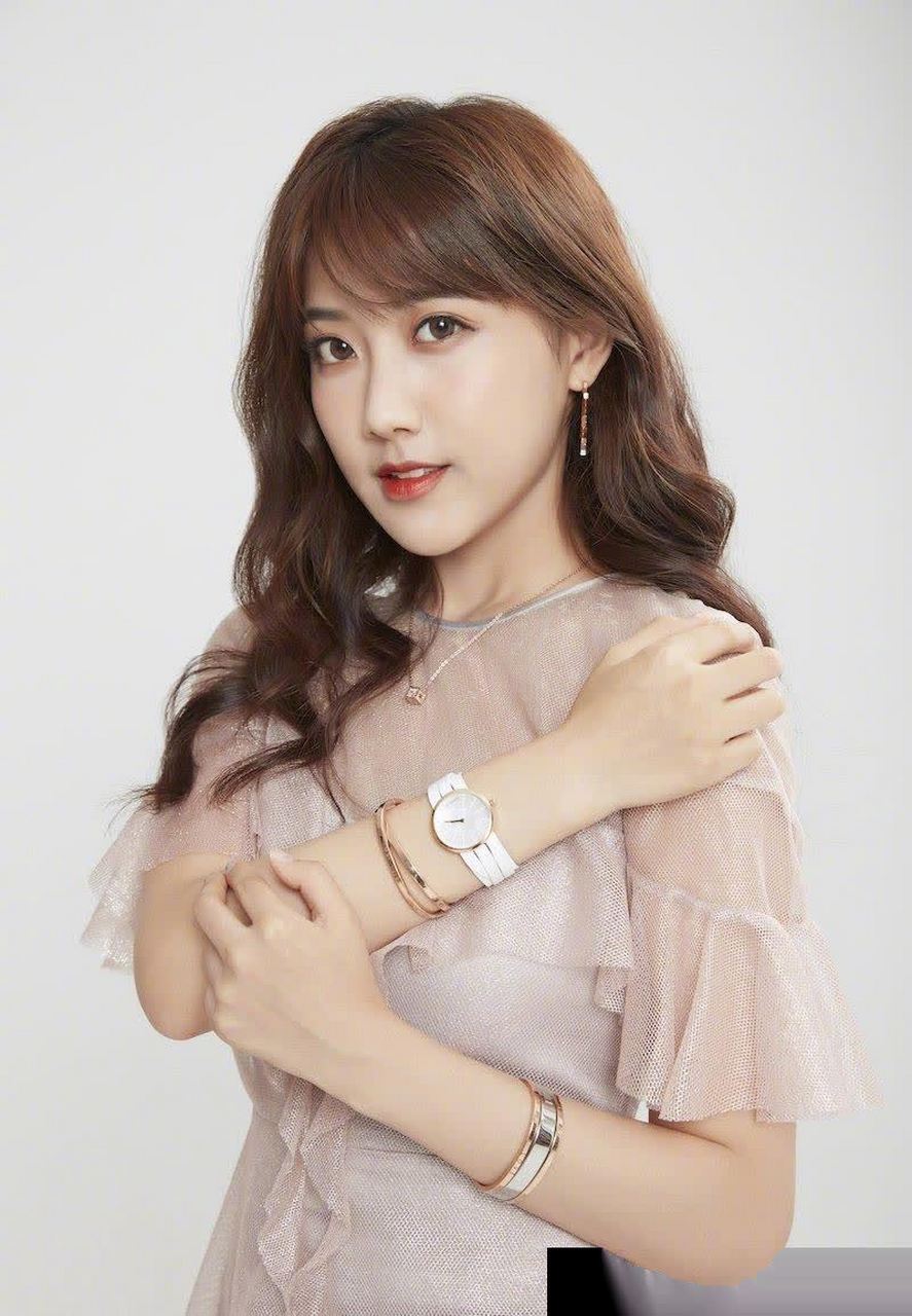 李艺彤优雅靓丽写真