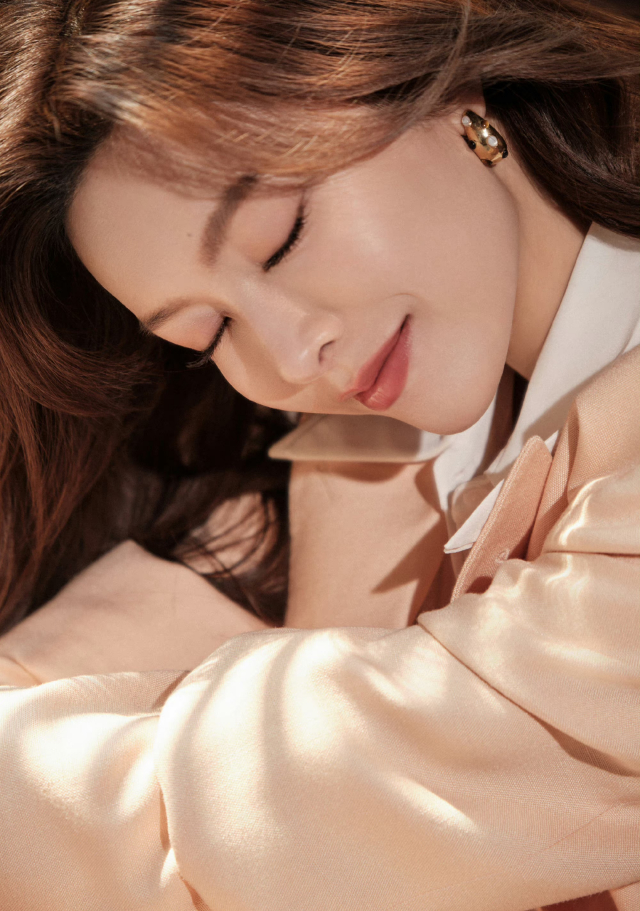 文咏珊的浅色西服,利落也温柔.