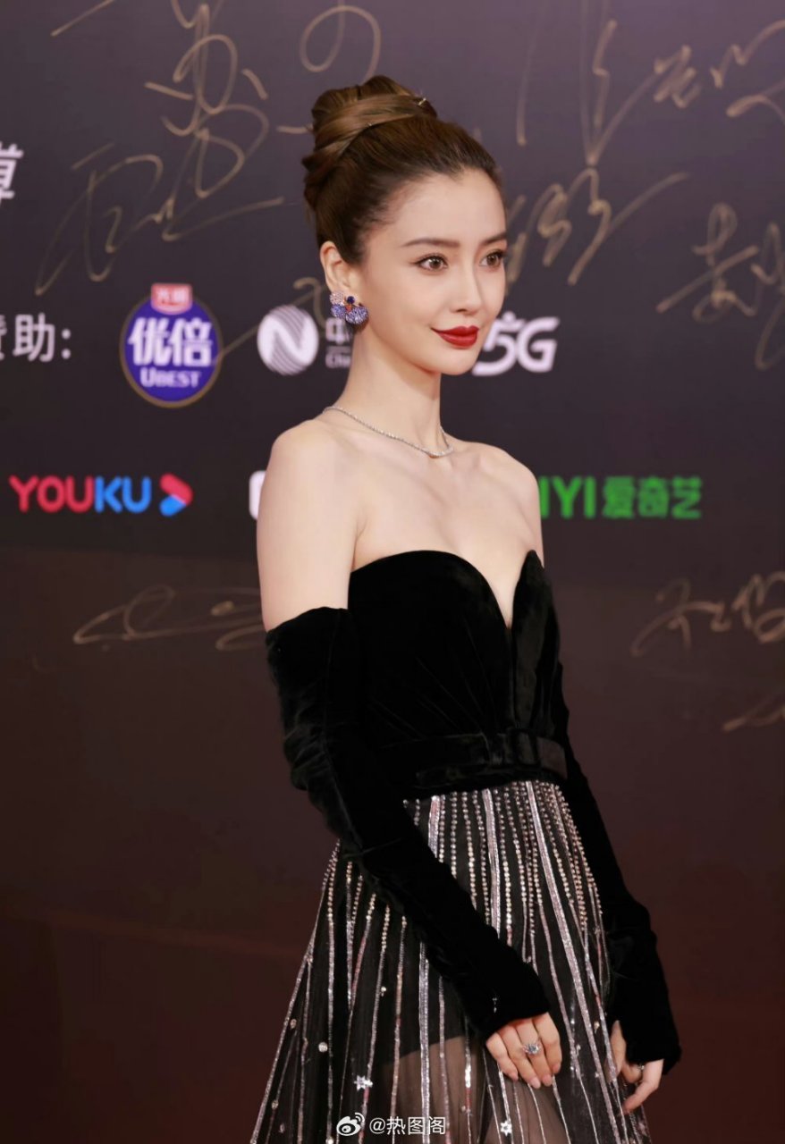 angelababy和粉丝在异国街头拥抱#杨颖好上镜