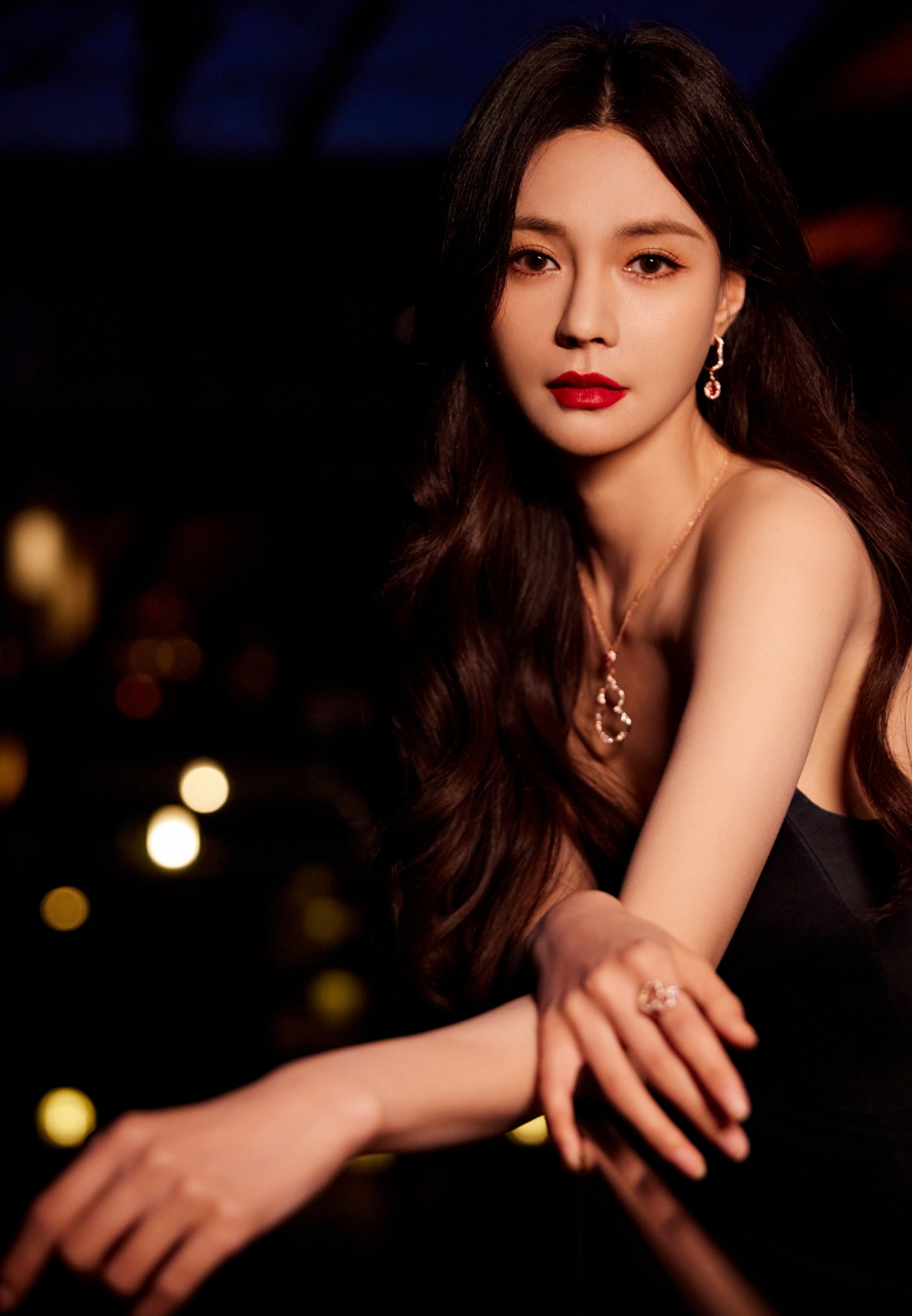 沈梦辰的黑色抹胸裙装.