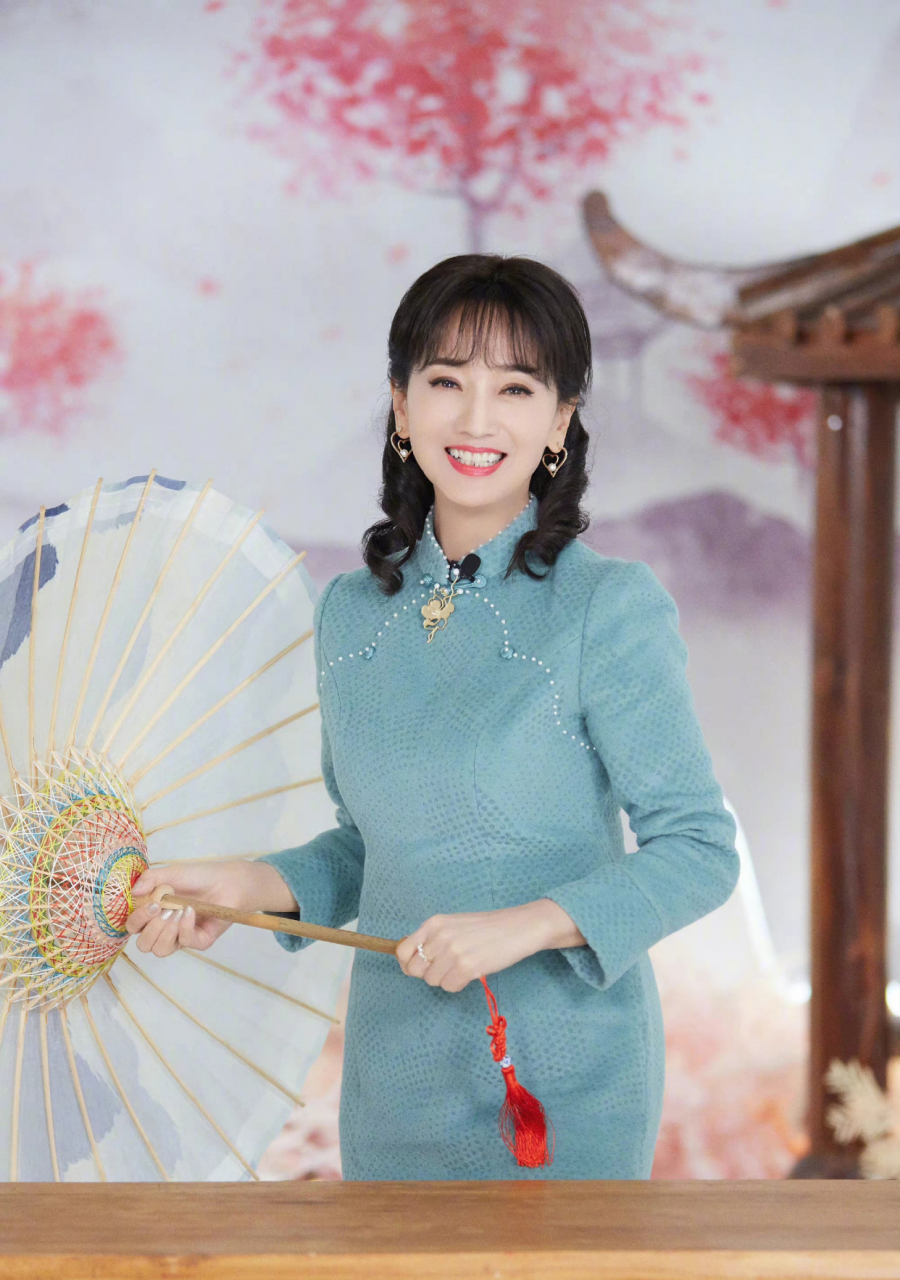 赵雅芝的旗袍造型更有味道.