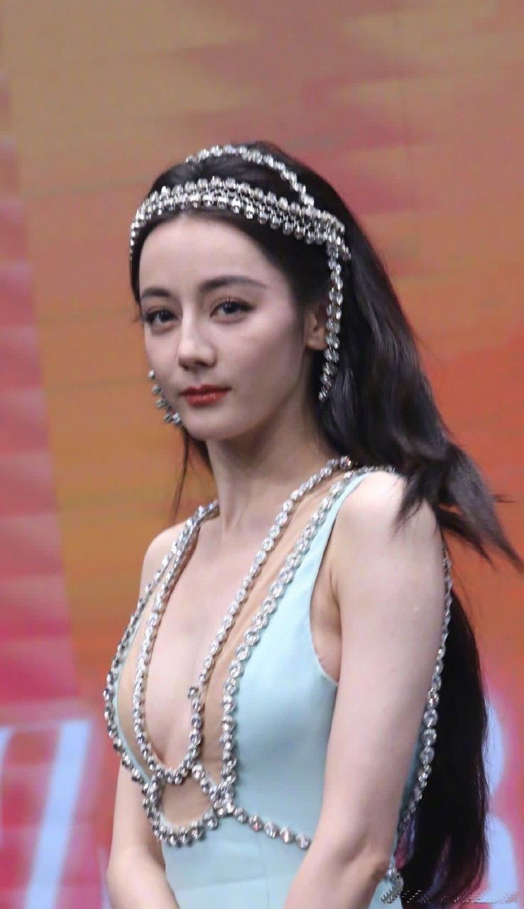 3672 热巴现在穿深v装开得这么大了吗?真是大胆又迷人,充满了诱惑力.