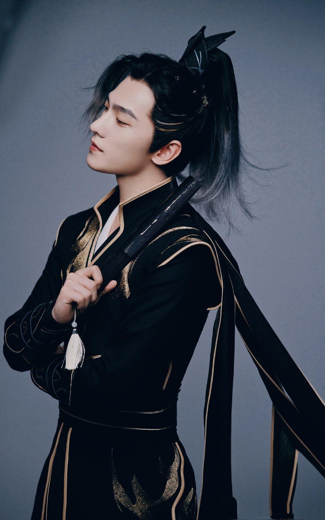 杨洋古装造型,一身黑色长袍加上鎏金色的点缀,既神秘又贵气