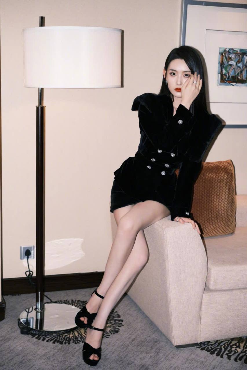 蒋依依的高跟鞋,宛如水晶般晶莹剔透,展现出无尽的优雅与美丽.