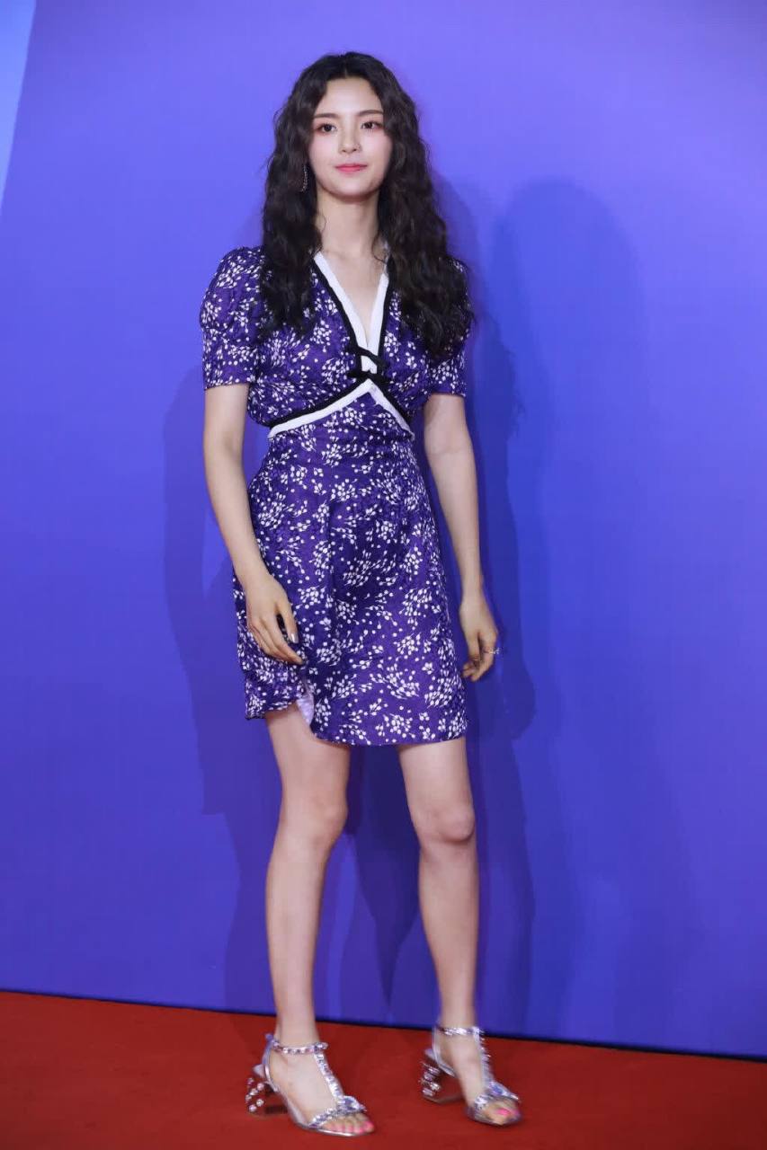 杨超越高跟凉鞋,足下生辉,步步生花.