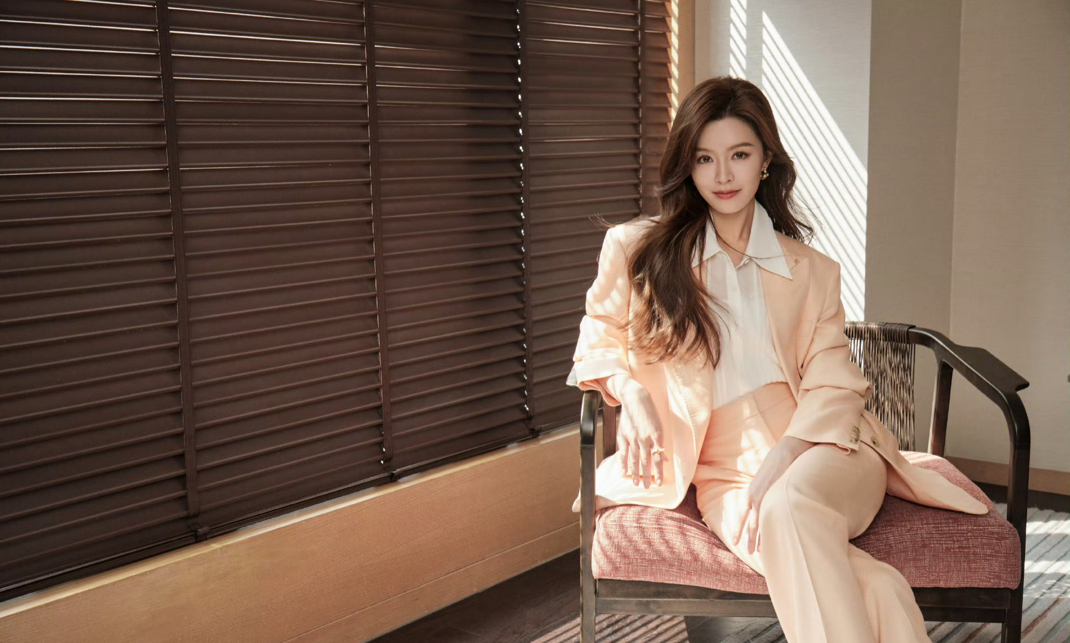 文咏珊的浅色西服,利落也温柔.