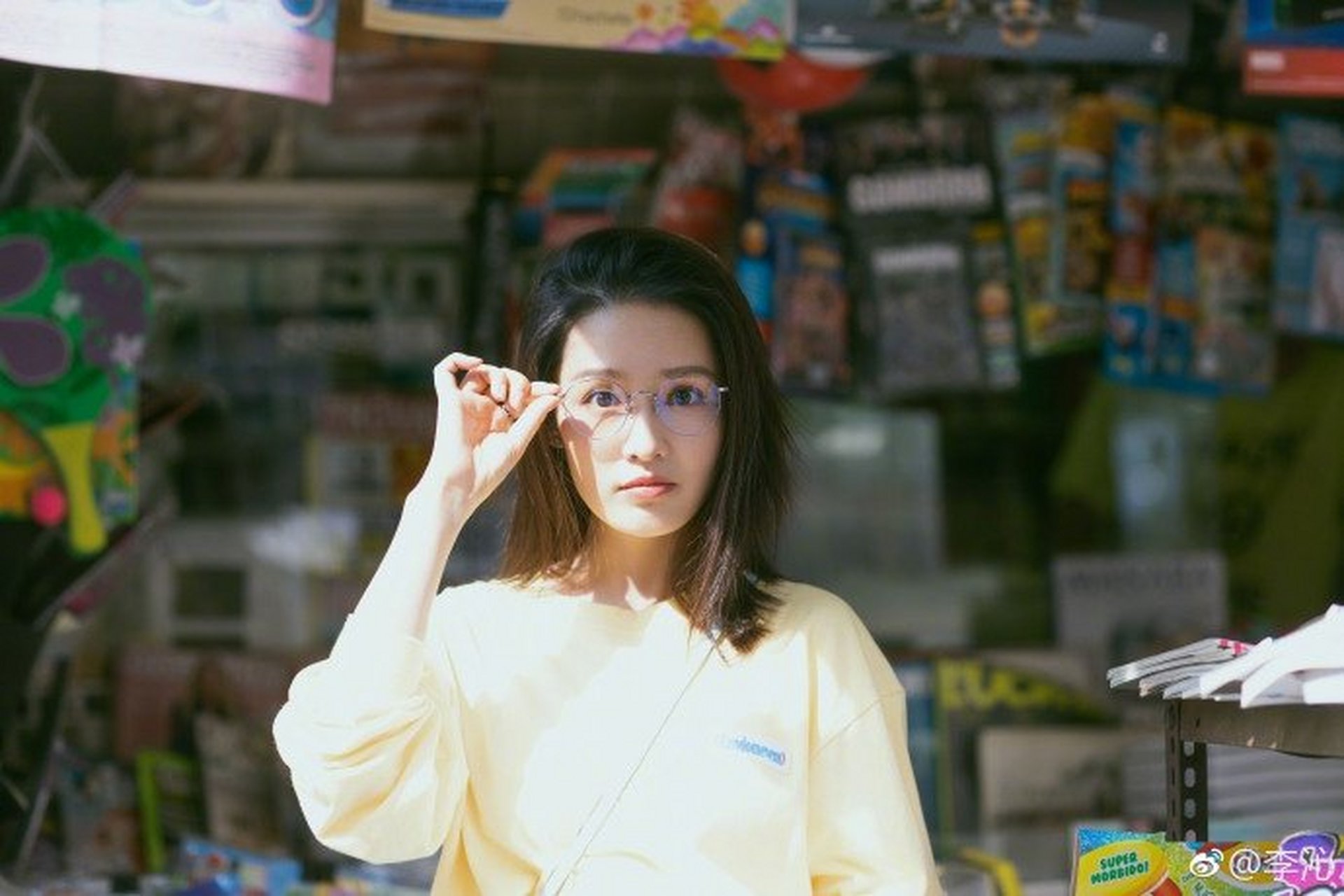 李沁戴框架眼镜变身文艺青年穿黄上衣配蓝裙满满少女感
