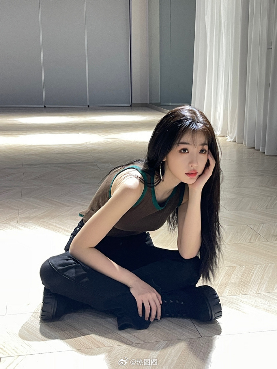 爱看95穿私服跳舞的照片(虞书欣)