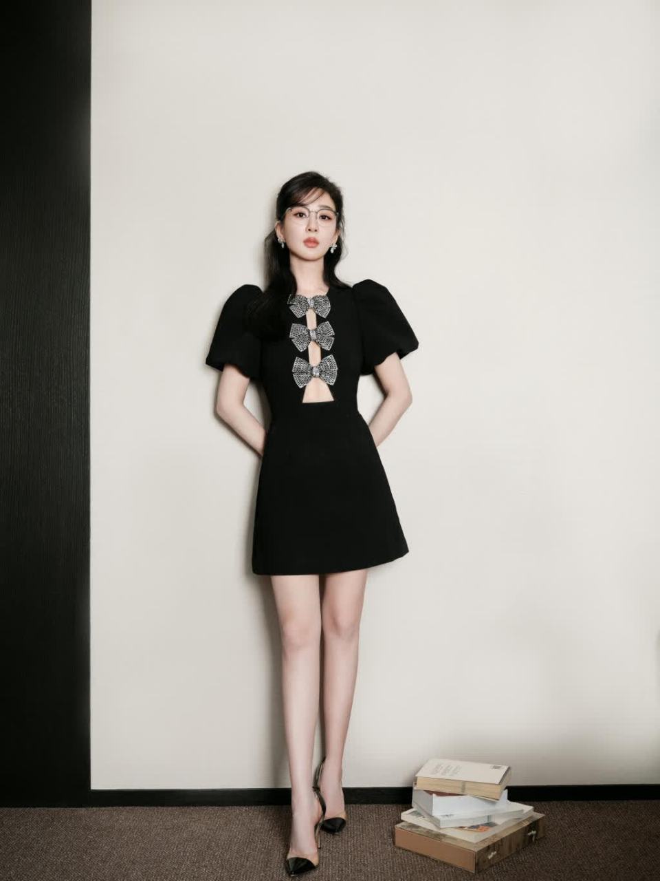 杨紫:黑色尖头侧边透明高跟鞋