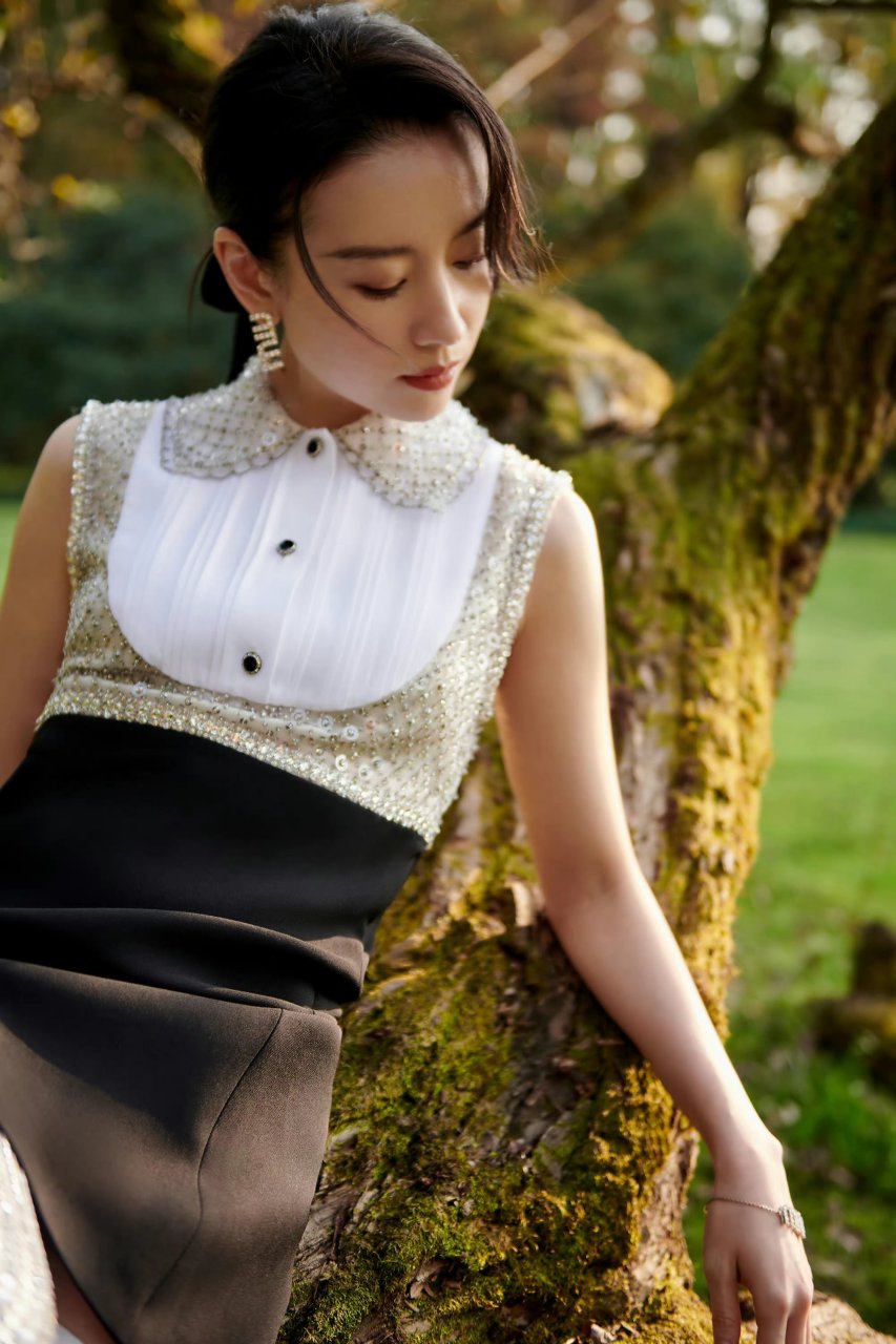 董洁的穿搭在鲜明色彩中更显优雅.