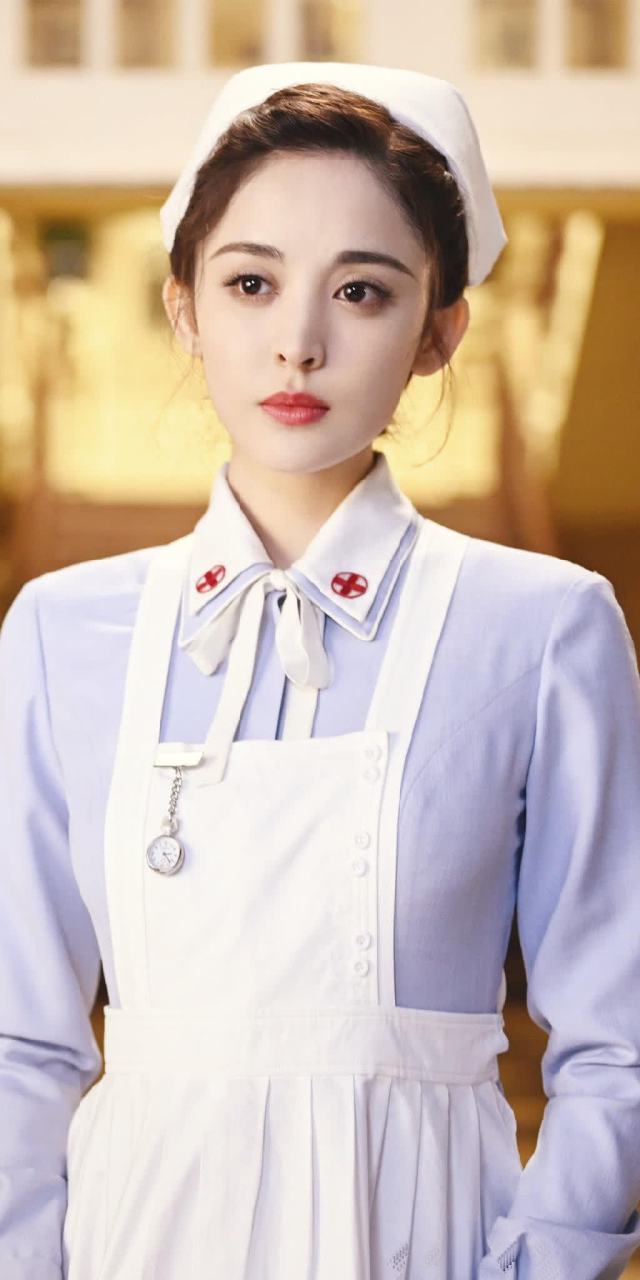 古力娜扎民国护士装,温婉可人.