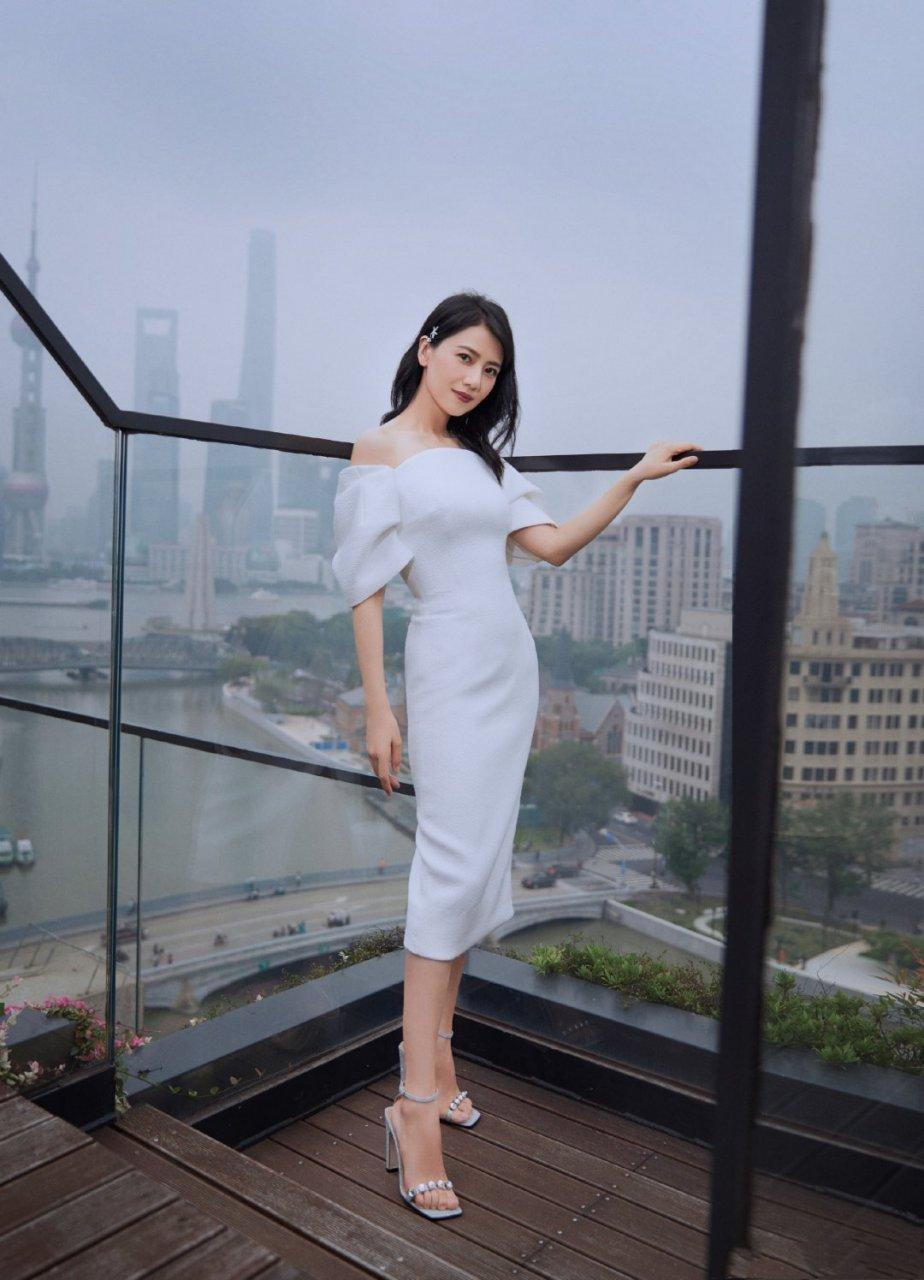 高圆圆一袭白裙,淡雅脱俗
