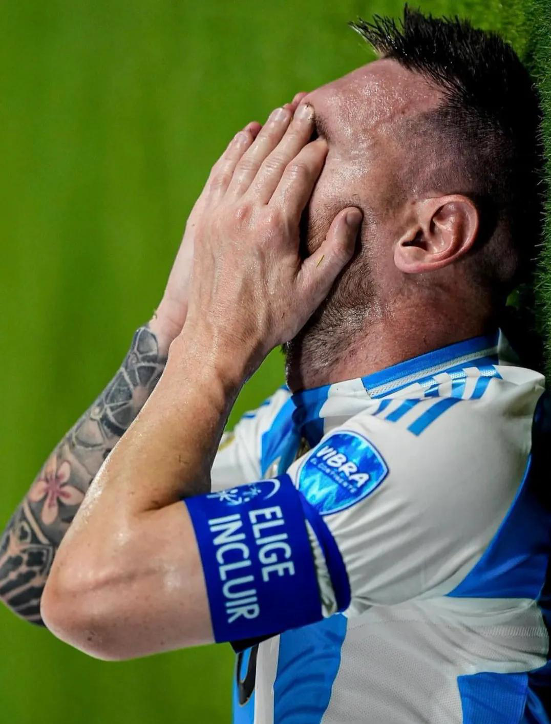 梅西受伤,梅西哭着离场!