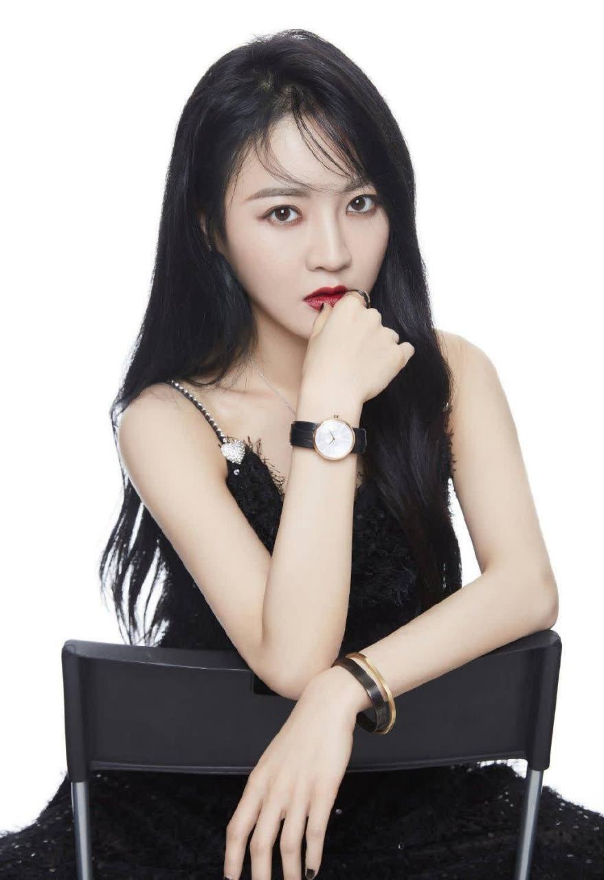 李艺彤优雅靓丽写真