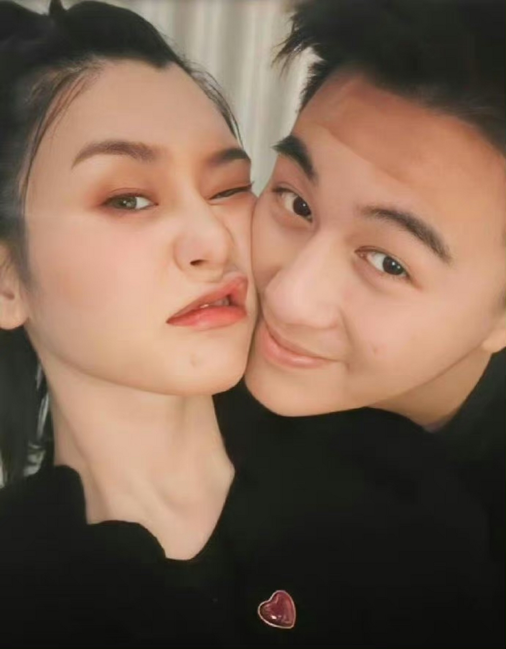 何猷君奚梦瑶拥吻,豪门姐弟恋真是甜死我了,公司上市回头亲吻老婆