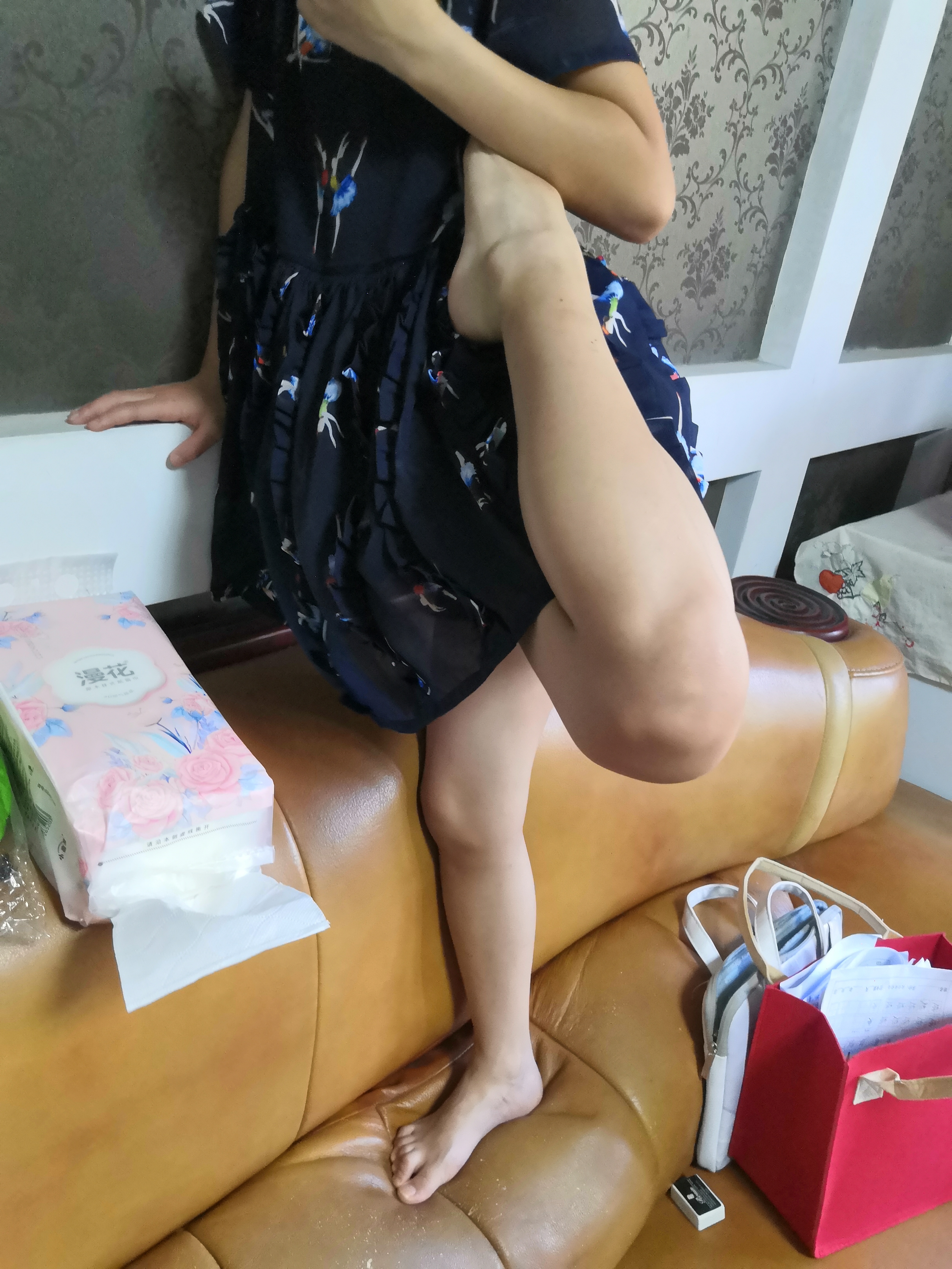 我在旁边观察了半天试图搞清楚她到底是怎么把自己