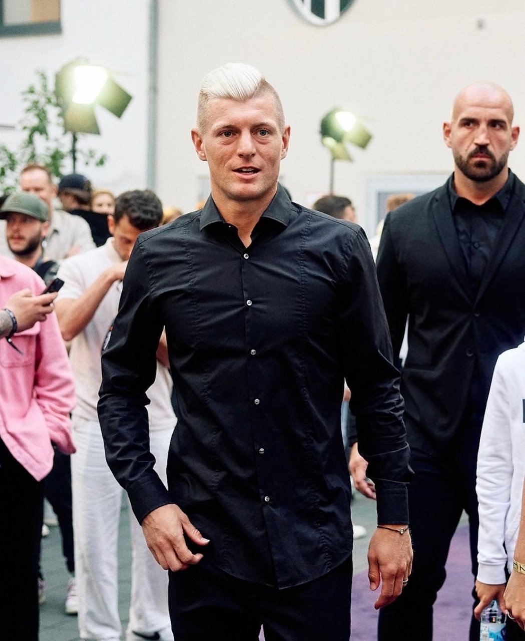 托尼克罗斯在退役后彻底放飞自我, 近日还把头发给染白了, 也越来越像