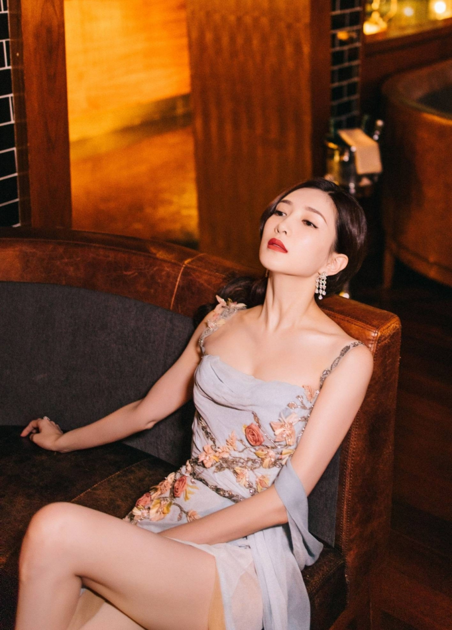 江疏影吊带裙写真,白皙香肩诱惑,纤细柳腰勾勒曼妙身姿,美腿纤直引人