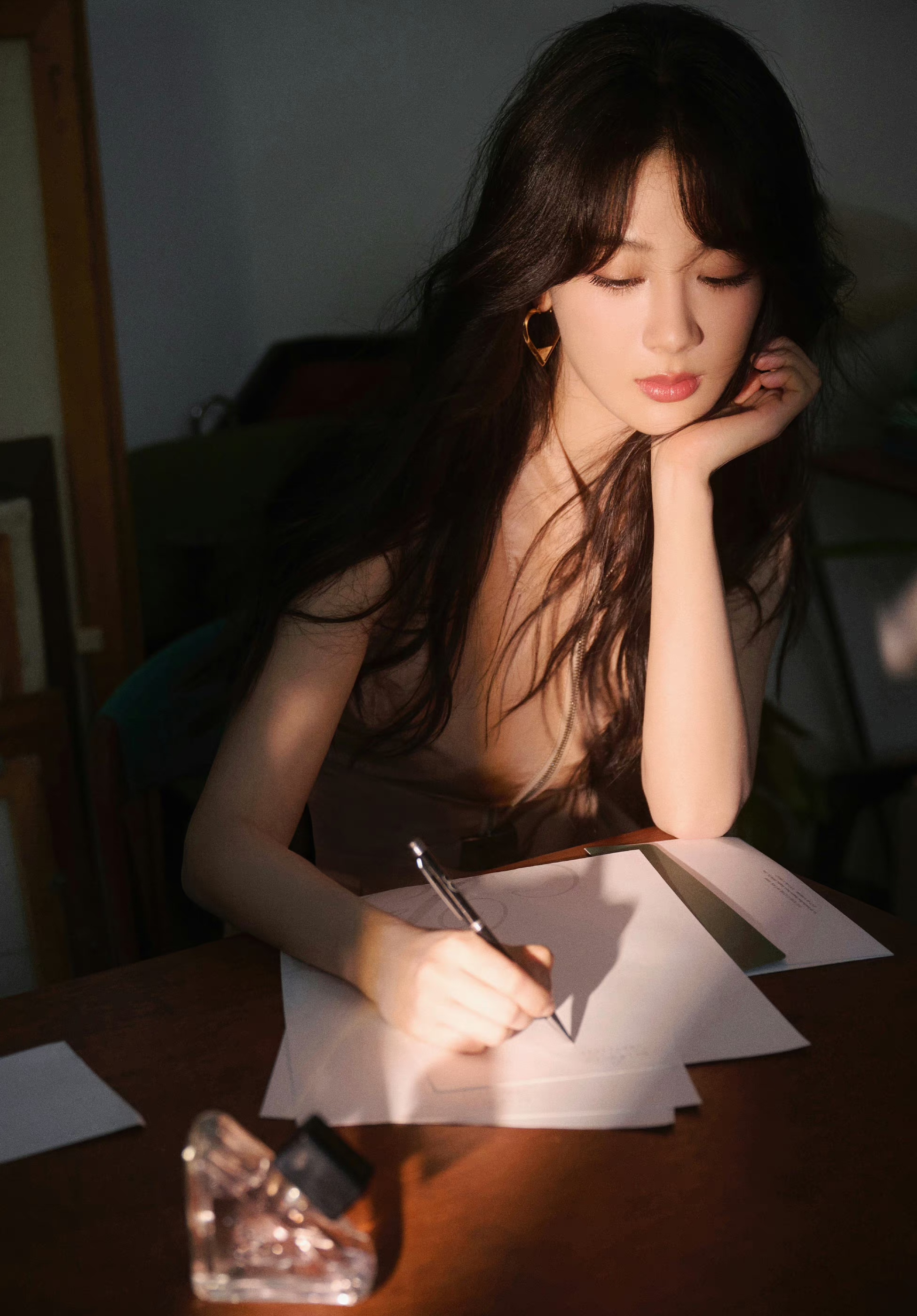 杨紫的新造型以温婉知性之美,展现了别样的韵味