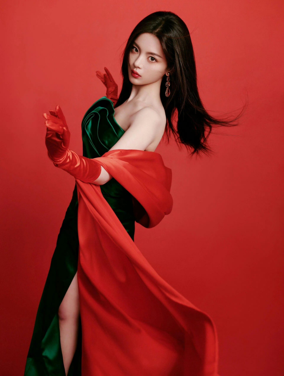 杨超越,绿色高开叉抹胸裙,红丝带红高跟鞋,美得好性感!