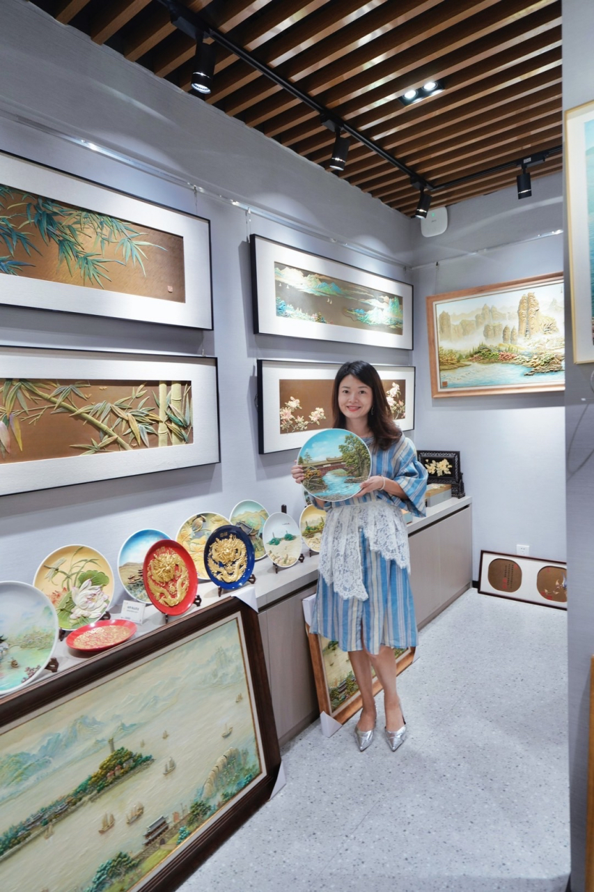 在温州纱帽河的鹿城市集"瓯悦61非遗城市礼品展厅",汇聚了温州瓯塑