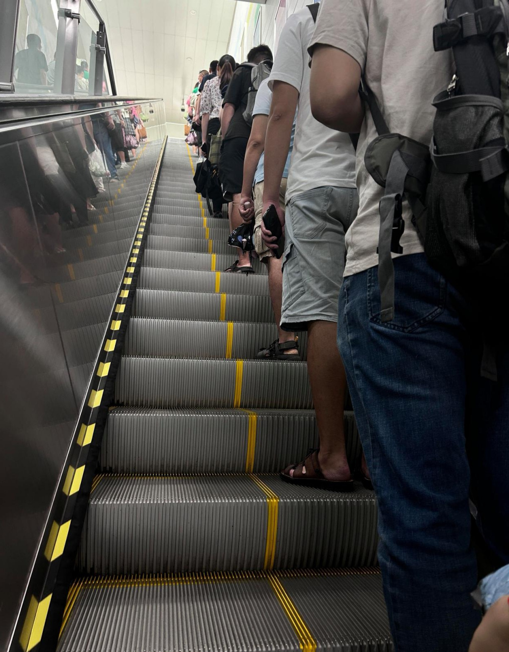 在乘坐地铁时,看到出电梯时有人提倡靠右站, 左边畄出来是让给年轻人
