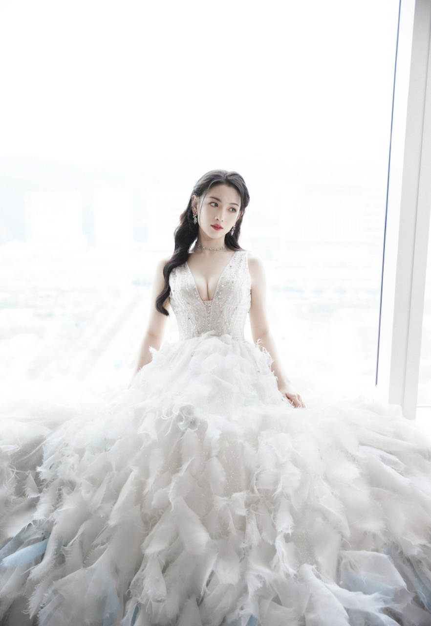 代露娃,白色深v礼裙,凹凸有致好身材,美美美!