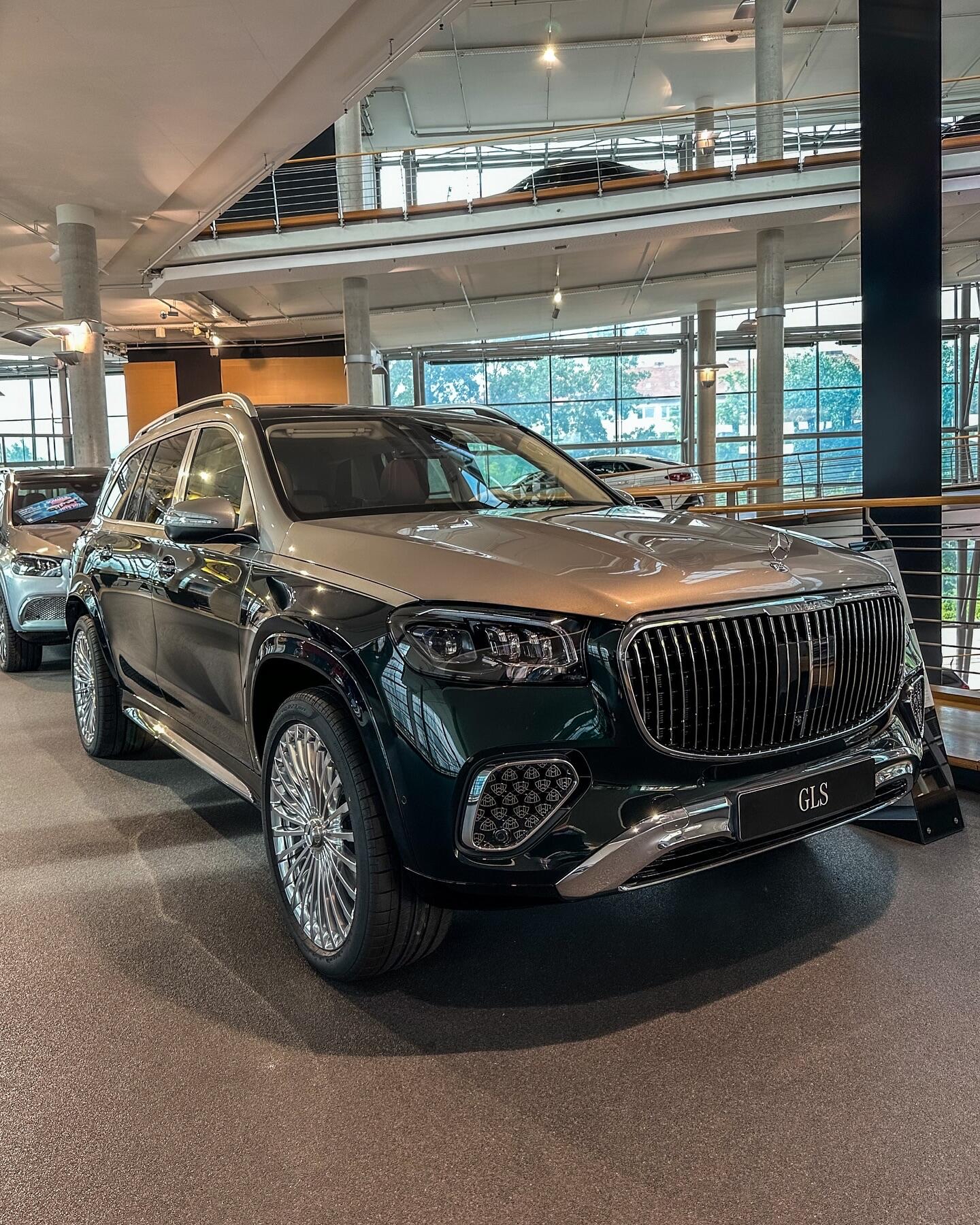 9秒奔驰迈巴赫gls600礼乐版 5门4座suv 如果是你会选择吗?