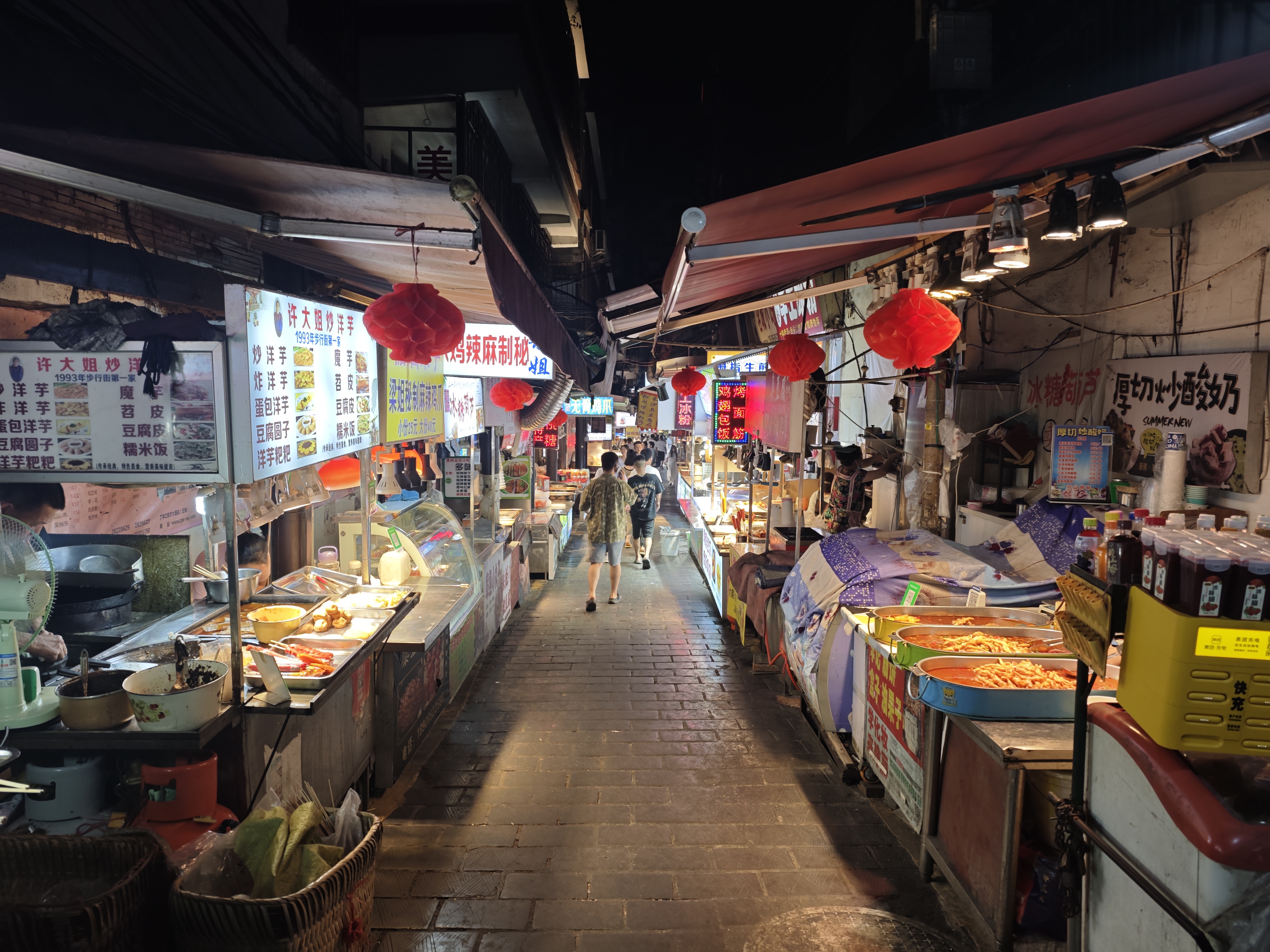 贵州遵义最有名的小吃街～捞沙巷,不止是外地游客喜欢去,本地人也经常