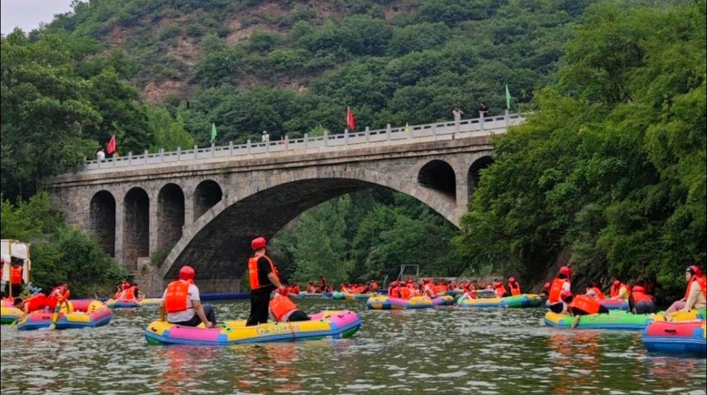 巩义的长寿山景区历经十年,发展的挺不错,位于巩义市竹林镇,十年前的