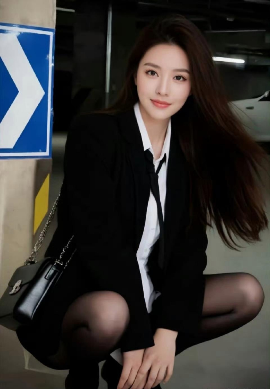 黑西服搭配白衬衫,再配以黑丝袜与一头乌黑靓丽的披肩长发,这样的装扮