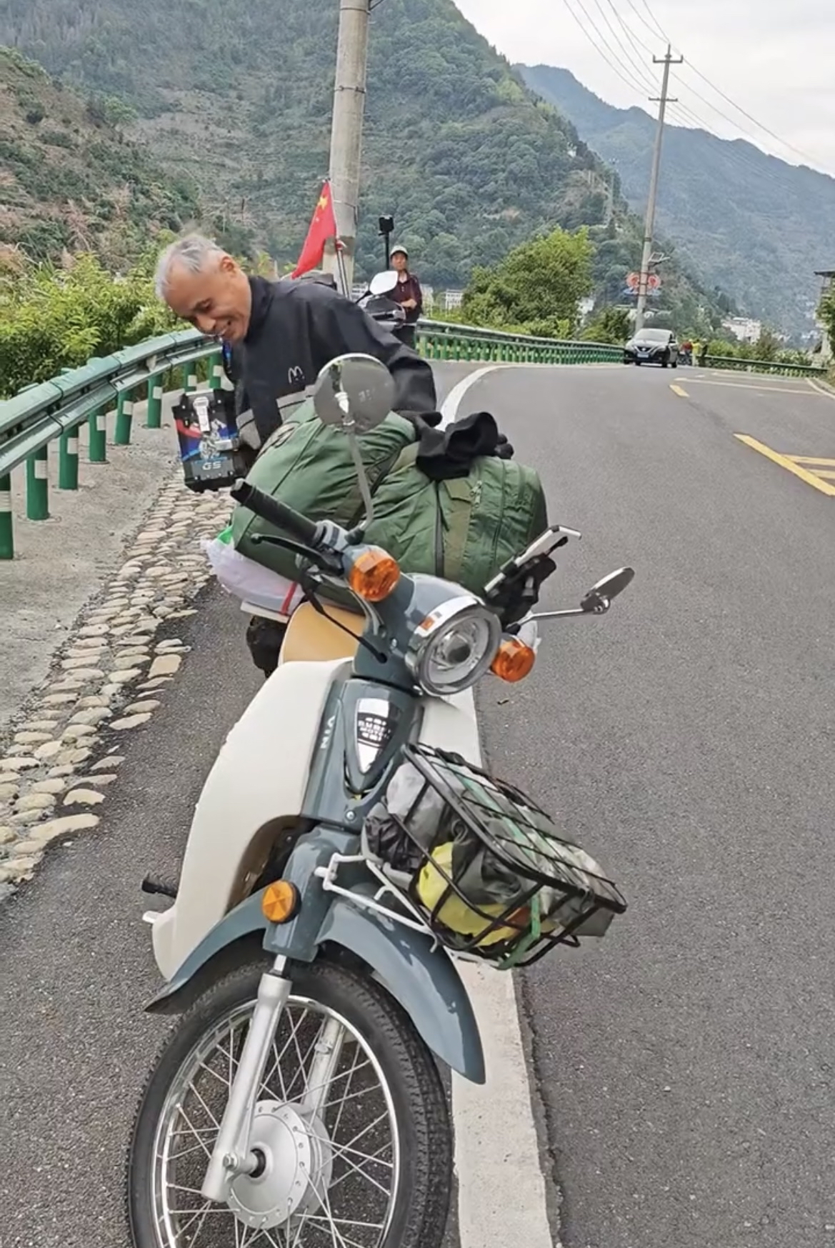 74岁老大爷骑小排量摩托车从福建到黄山到千岛湖心中有梦天下任我行