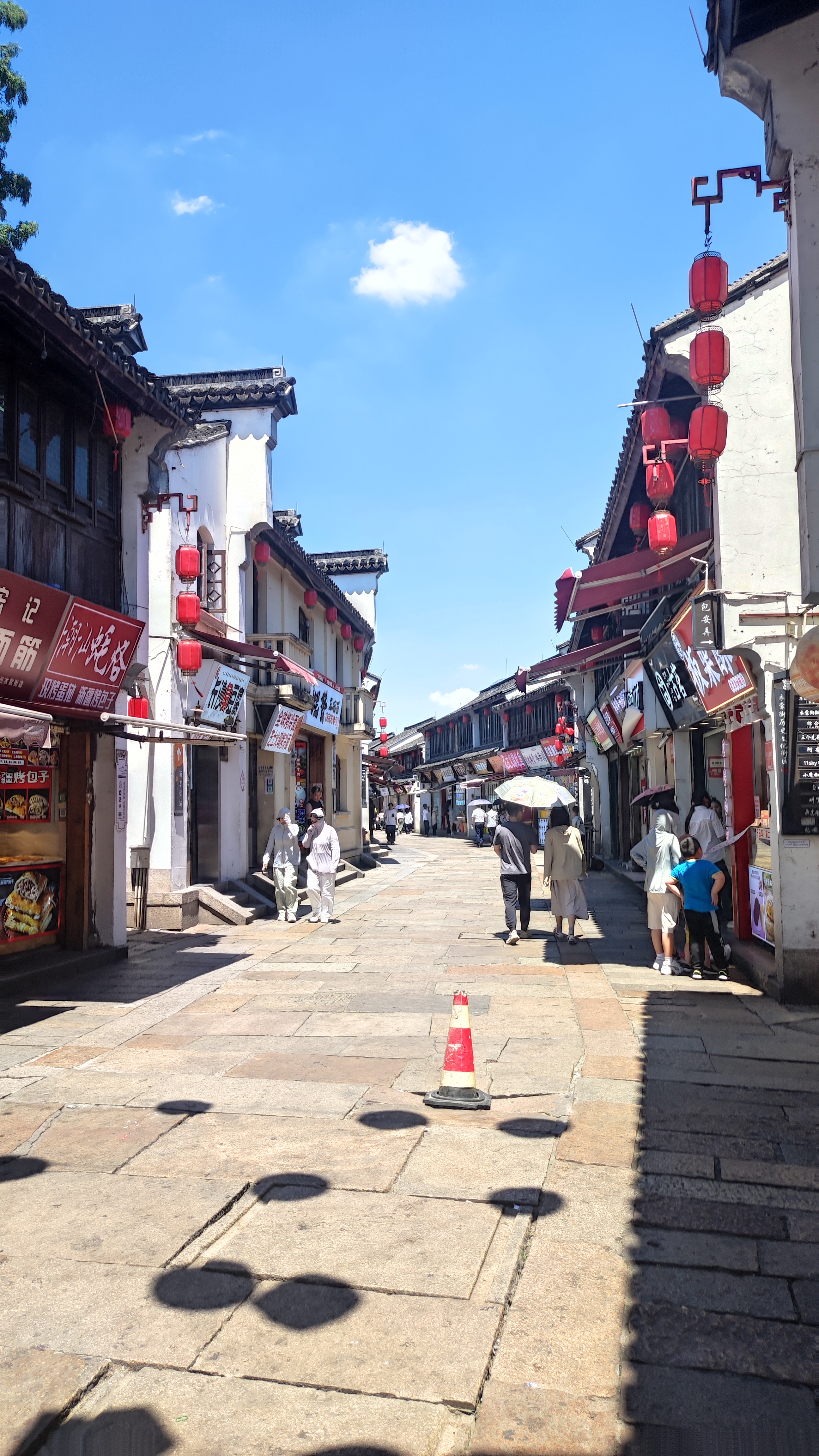 浙江湖州再次开启烧烤模式,看看高温天下网红打卡地——衣裳街.