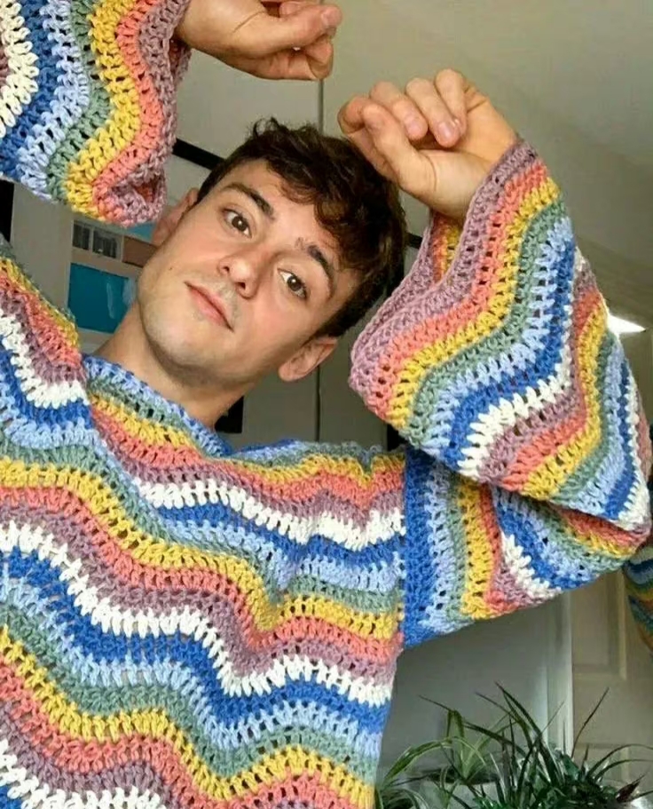 英国跳水王子 汤姆·戴利在观看女子跳水比赛,一边编织羊毛套衫,一边