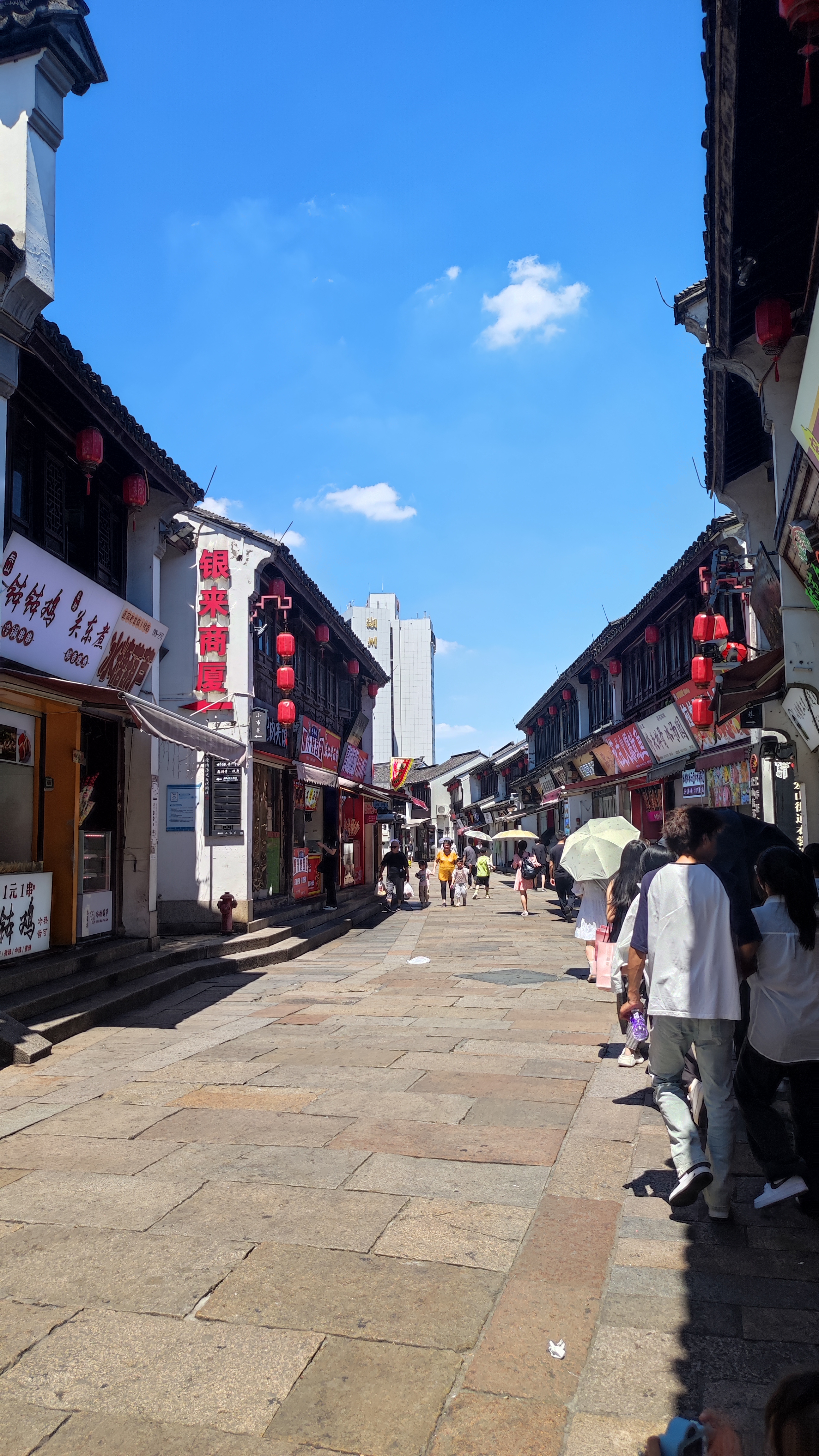 浙江湖州再次开启烧烤模式,看看高温天下网红打卡地——衣裳街.
